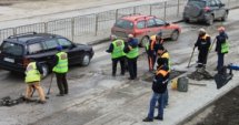 Студена смес запълва дупките по улиците на Велико Търново