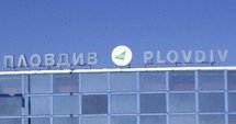 Летище Пловдив без козирка под натиска на снега