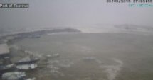 Големи вълни заливат пристанище Царево 